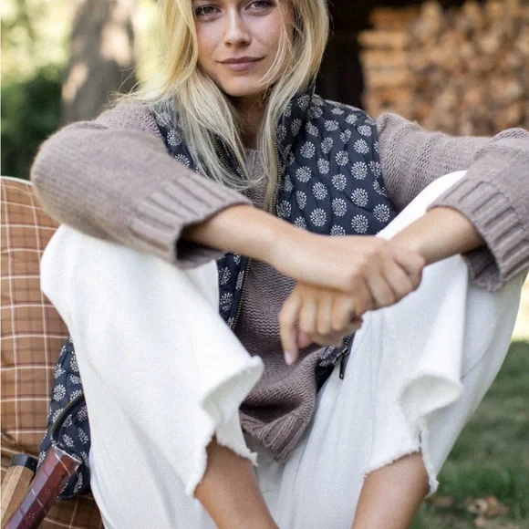 MAREA PRINTED PUFFER VEST - BLACK MINI MEADOW - Picture 2 of 6